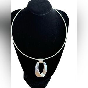 LIZ & CO. Chic Silver Pendant Choker Necklace